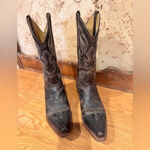 Shyanne Brown Leather Cowgirl Boots with Contrast Stitching. Like brand new!